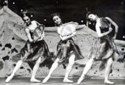 Laiderette (MacMillan, 1954/1955): Sandra Craig, Renee Valent, Marilyn Williams, 1966 revival. Photo © J. Barry Peake. RDC/PD/01/164/2